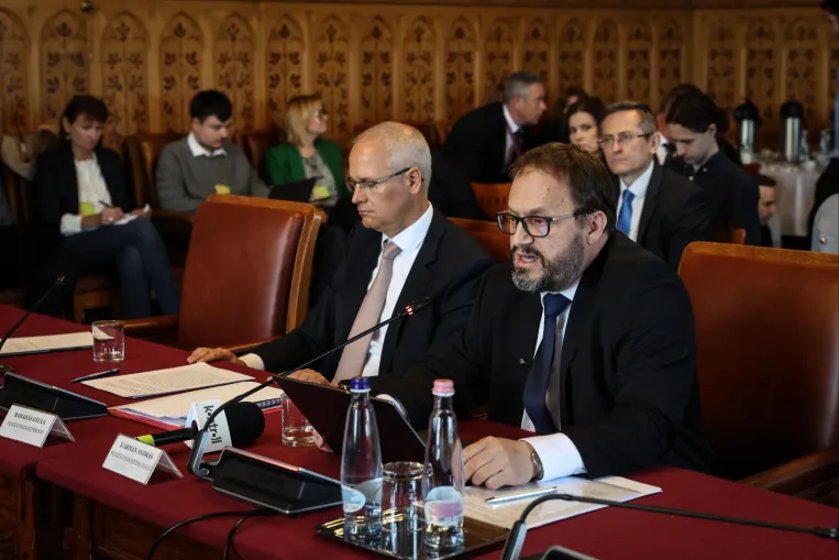Kármán András: Teljes gazdasági irányváltásra van szükség