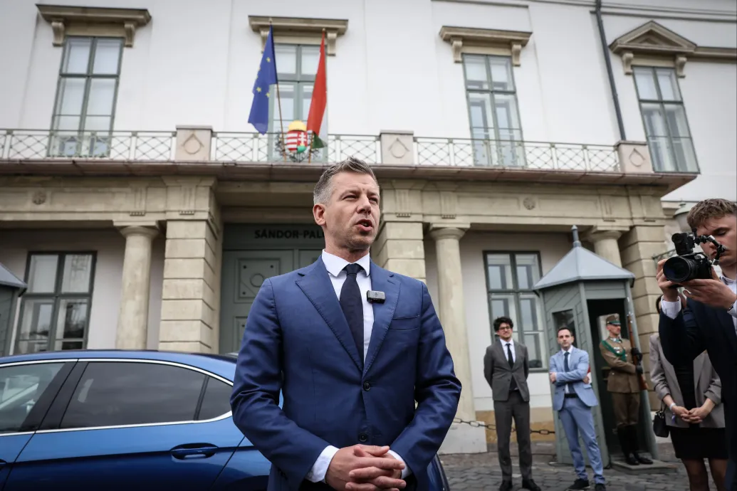 Megérkezett Magyar Péter a Sándor-palotába, ahol Sulyok Tamás kinevezi az új kormány minisztereit