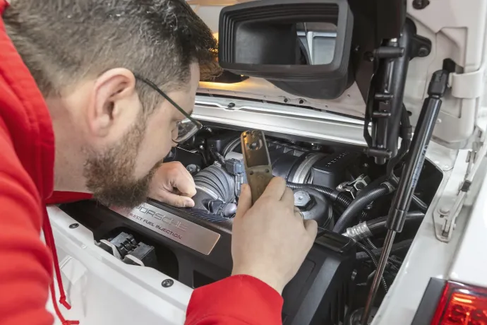 Motor hátul, hűtő elöl, a motor vezetőoldali szelepfedelének hátulján található tandem-olajszivattyú (lent) fedele is rozsdásodhat, ami szélsőséges esetben olajnyomásvesztést okozhat – Fotó: Lena Willgalis / autóMAGAZIN