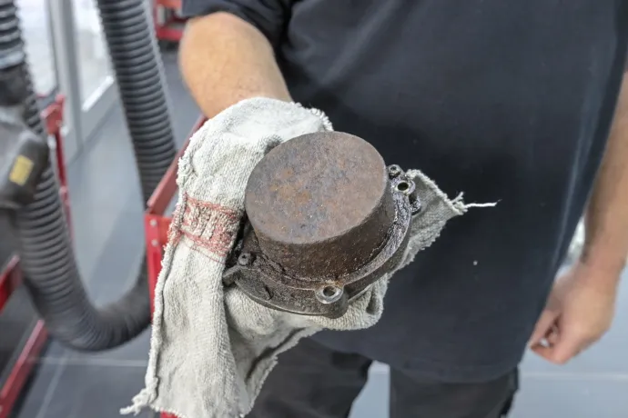 Motor hátul, hűtő elöl, a motor vezetőoldali szelepfedelének hátulján található tandem-olajszivattyú (lent) fedele is rozsdásodhat, ami szélsőséges esetben olajnyomásvesztést okozhat – Fotó: Lena Willgalis / autóMAGAZIN