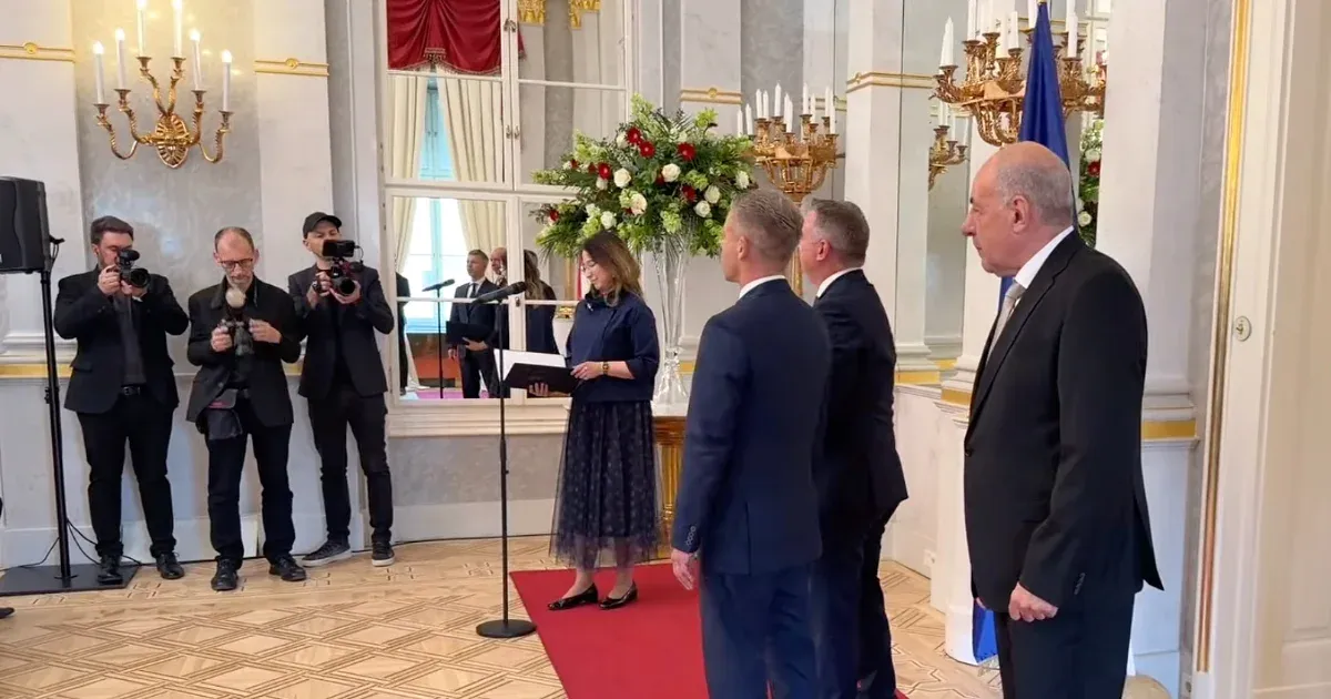 Sulyok Tamás nélkül készültek a közös fotók a Sándor-palotában.