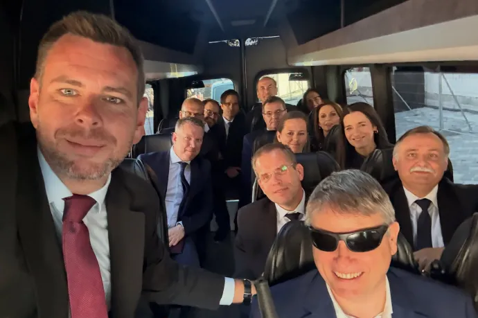 Vitézy Dávid rekreálta Orbánék négy évvel ezelőtti kormányszelfijét a miniszterjáraton