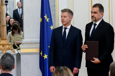 Még arra az MTI-fotóra sem fért fel Sulyok Tamás, amin szerepelt volna