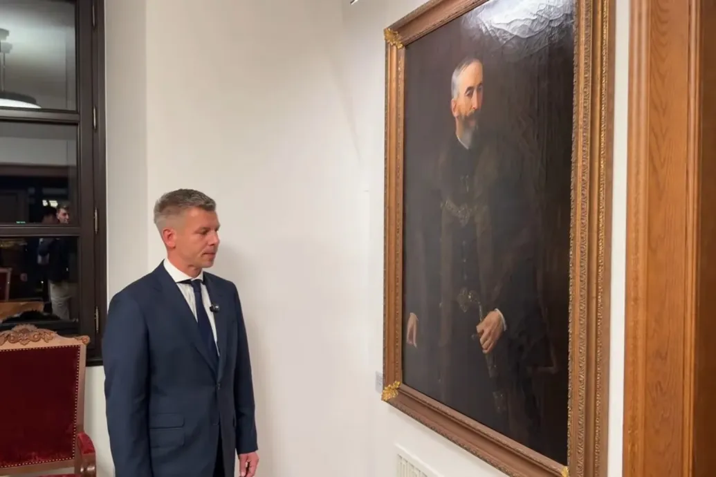 Közel 100 nagyértékű, múzeumból kölcsönzött festmény között dolgozott a Fidesz a Karmelitában