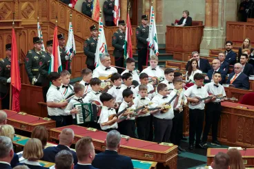 Az igazi rock and roll az, amit a tamburazenekar csinált a Parlamentben
