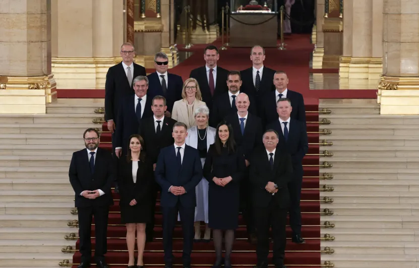 Tizenhat miniszterrel megalakult Magyar Péter kormánya