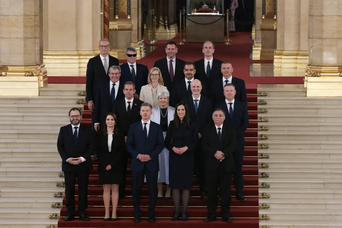 Tizenhat miniszterrel megalakult Magyar Péter kormánya