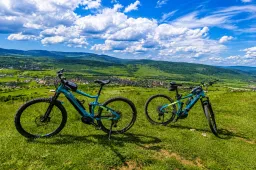 E-bike-kal vágtunk neki Udvarhelyszéknek, de a táj még nem készült fel a turistára