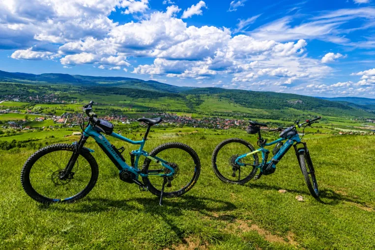 E-bike-kal vágtunk neki Udvarhelyszéknek, de a táj még nem készült fel a turistára