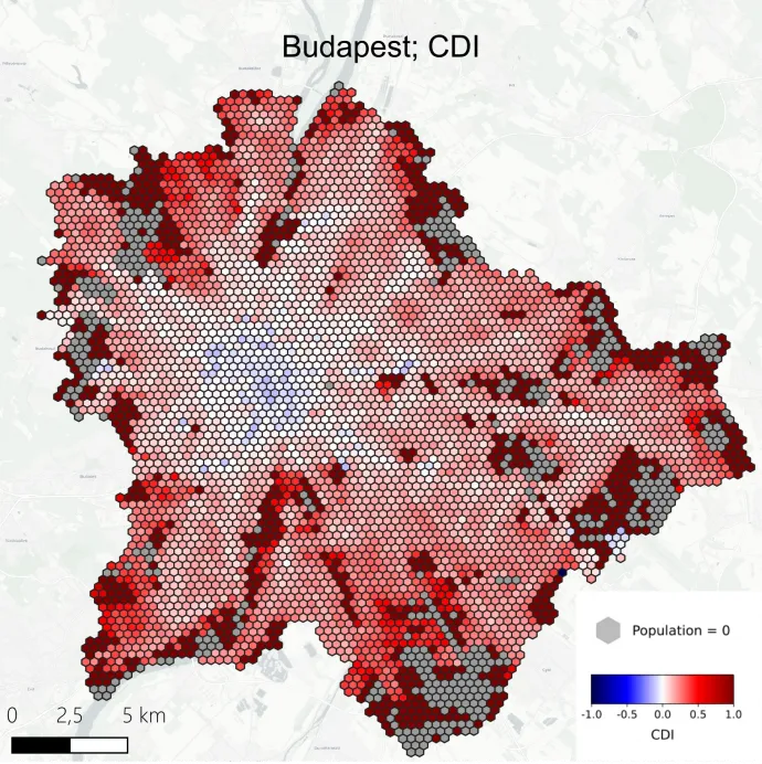 Autófüggőségi index (CDI): rácspontonként azt mutatja, hogy észszerű utazási időn belül autóval vagy közösségi közlekedéssel érhető el több mindennapi szolgáltatás, célpont — a pirosabb területeken az autó, a kékebbeken a közösségi közlekedés ad nagyobb hozzáférést. Szerző: Danka Levente, Város és Mobilitás Intézet