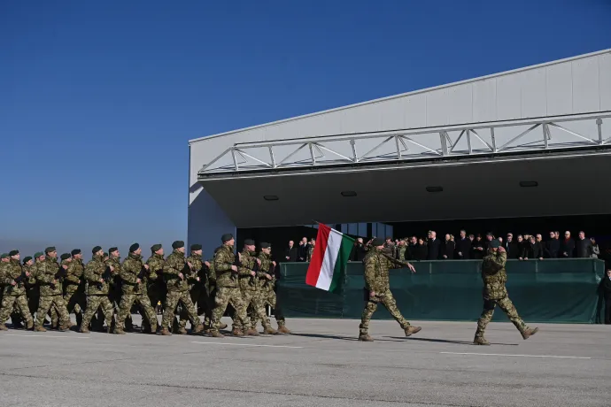 Katonai parádé az Európai Unió bosznia-hercegovinai békefenntartó missziója, az EUFOR Althea parancsnoki beosztásának ünnepélyes átadás-átvételén a Szarajevó melletti Butmir katonai táborban 2024. január 31-én. – Fotó: Bruzák Noémi / MTI