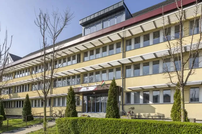 Adatokat gyűjtenek be a Győr-Szolnál a rendőrök a lakáskassza ügyében