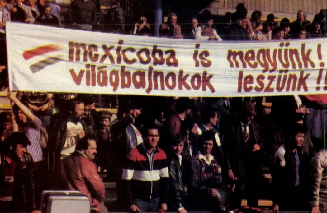 A magyar szurkolók molinója az 1985. április 3-i, Ciprus elleni vb-selejtezőn a Népstadionban – Forrás: Képes Sport – 1985-04-16/16. szám / Arcanum Digitális Tudománytár / Farkas József felvétele