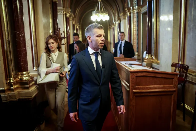 Magyar Péter hivatalba lépésének napján az Országgyűlés folyosóján 2026. május 9-én – Fotó: Bődey János / Telex