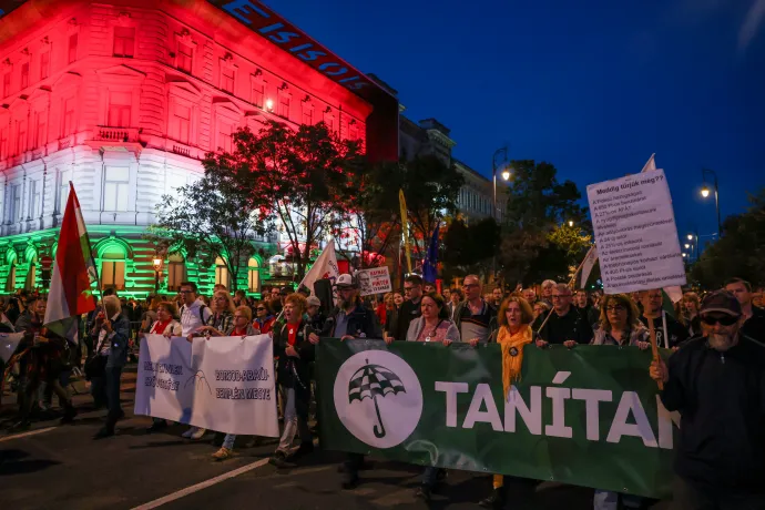 A Tanítanék Mozgalom képviselői civilek, tanárok és diákok közös tüntetésén Budapesten, 2023. október 23-án – Fotó: Melegh Noémi Napsugár / Telex