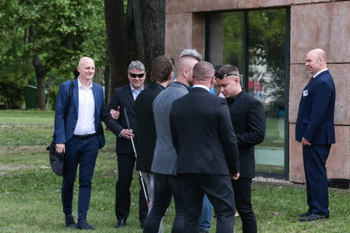 Tanács Zoltán, Kátai-Németh Vilmos, Magyar Péter, Vitézy Dávid és Tarr Zoltán a helyszínen – Fotó: Hevesi-Szabó Lujza / Telex