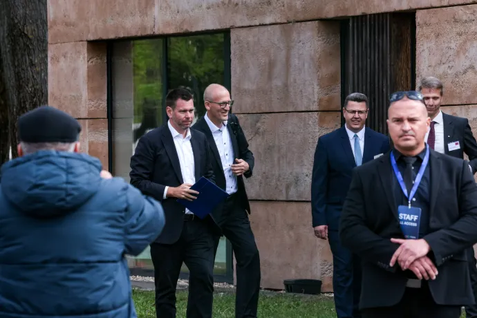 Tanács Zoltán, Kátai-Németh Vilmos, Magyar Péter, Vitézy Dávid és Tarr Zoltán a helyszínen – Fotó: Hevesi-Szabó Lujza / Telex