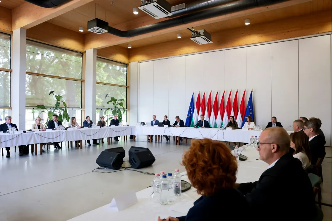 Magyar Péter hamarosan elmondja, miről döntöttek az első kormányülésen Ópusztaszeren