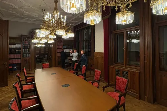 Svájcban oké lenne, hogy így néz ki egy minisztérium – építésszel néztük át Orbánék Várban felhúzott luxusát