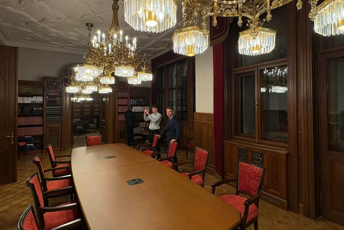 Svájcban oké lenne, hogy így néz ki egy minisztérium – építésszel néztük át Orbánék Várban felhúzott luxusát