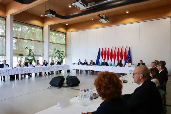 A Tisza-kormány első kormányülése Ópusztaszeren – Fotó: Hevesi-Szabó Lujza / Telex