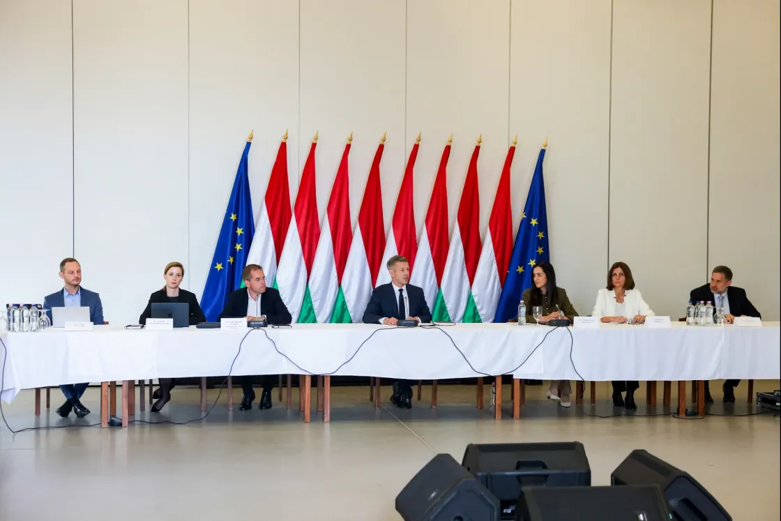 Kik ültek a miniszterek mellett az ópusztaszeri kormányülésen?