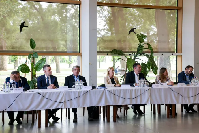 Balról Gajdos László környezetvédelmi miniszter, Zimmer Mátyás, Kapitány István gazdasági és energetikai miniszter, Sirály Katalin, Vitézy Dávid építési és közlekedési miniszter, Pettkó-Szandtner Judit és Kármán András pénzügyminiszter – Fotó: Hevesi-Szabó Lujza / Telex