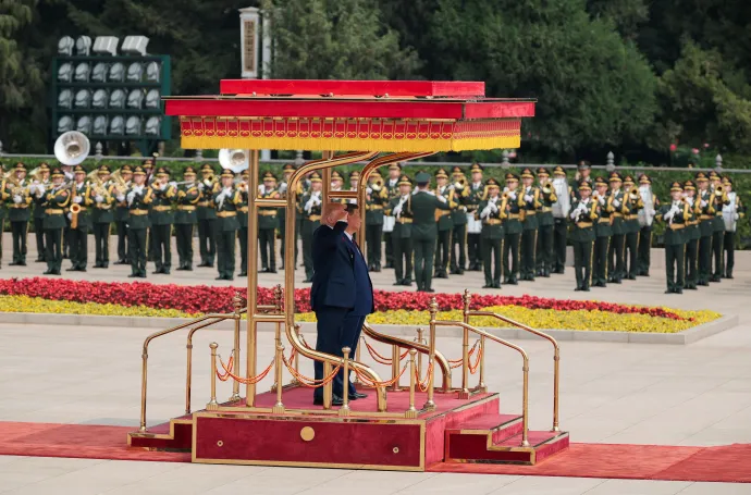 Donald Trumpot katonai parádéval is fogadták Pekingben – Fotó: Evan Vucci / REUTERS