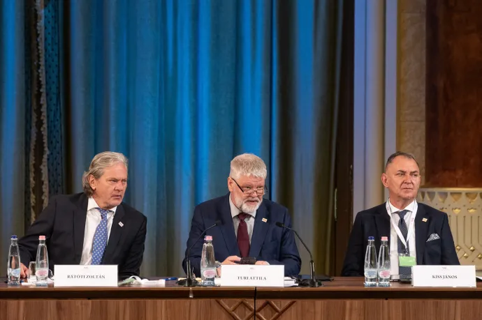Meglepetést keltett, hogy Tarr Zoltán a Magyar Művészeti Akadémiát kérte fel egyeztetésre, Tarr szerint csak formális megkeresésről van szó