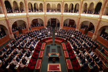 Egyikőjük ért az órásmesterséghez, a másiknak nyolc diplomája van, a harmadik beszél görögül – átnéztük az új képviselők végzettségeit