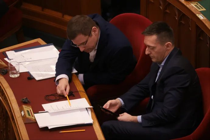 HVG: A közérdekű adatokat csak Rogán Antal minisztériuma jóváhagyásával lehetett kiadni