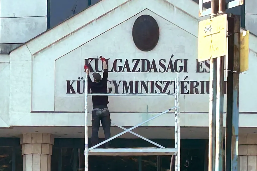 Leszedték a külgazdasági feliratot a Külügyminisztérium főépületéről