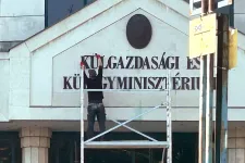 Leszedték a külgazdasági feliratot a Külügyminisztérium főépületéről