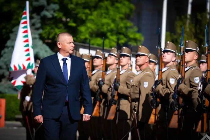 Pálinkás Szilveszter is ott volt, amikor katonai tiszteletadással fogadták Ruszin-Szendi Romuluszt a Honvédelmi Minisztériumnál