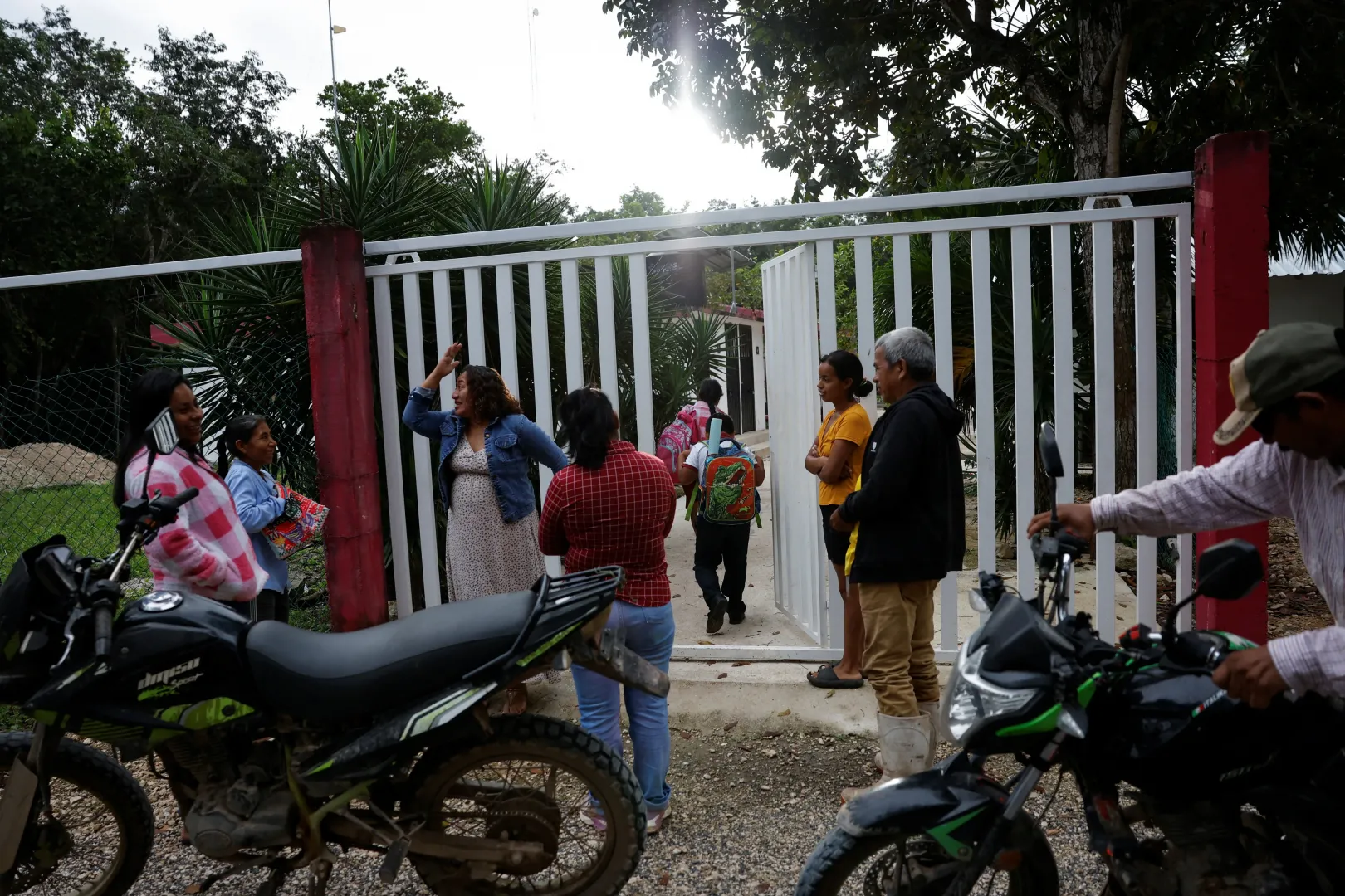 Vida y Esperanza falu tanítója, Lidia Patricia Chan Us beszélget a szülőkkel az iskola előtt 2025. november 11-én – Fotó: Daniel Becerril / Reuters