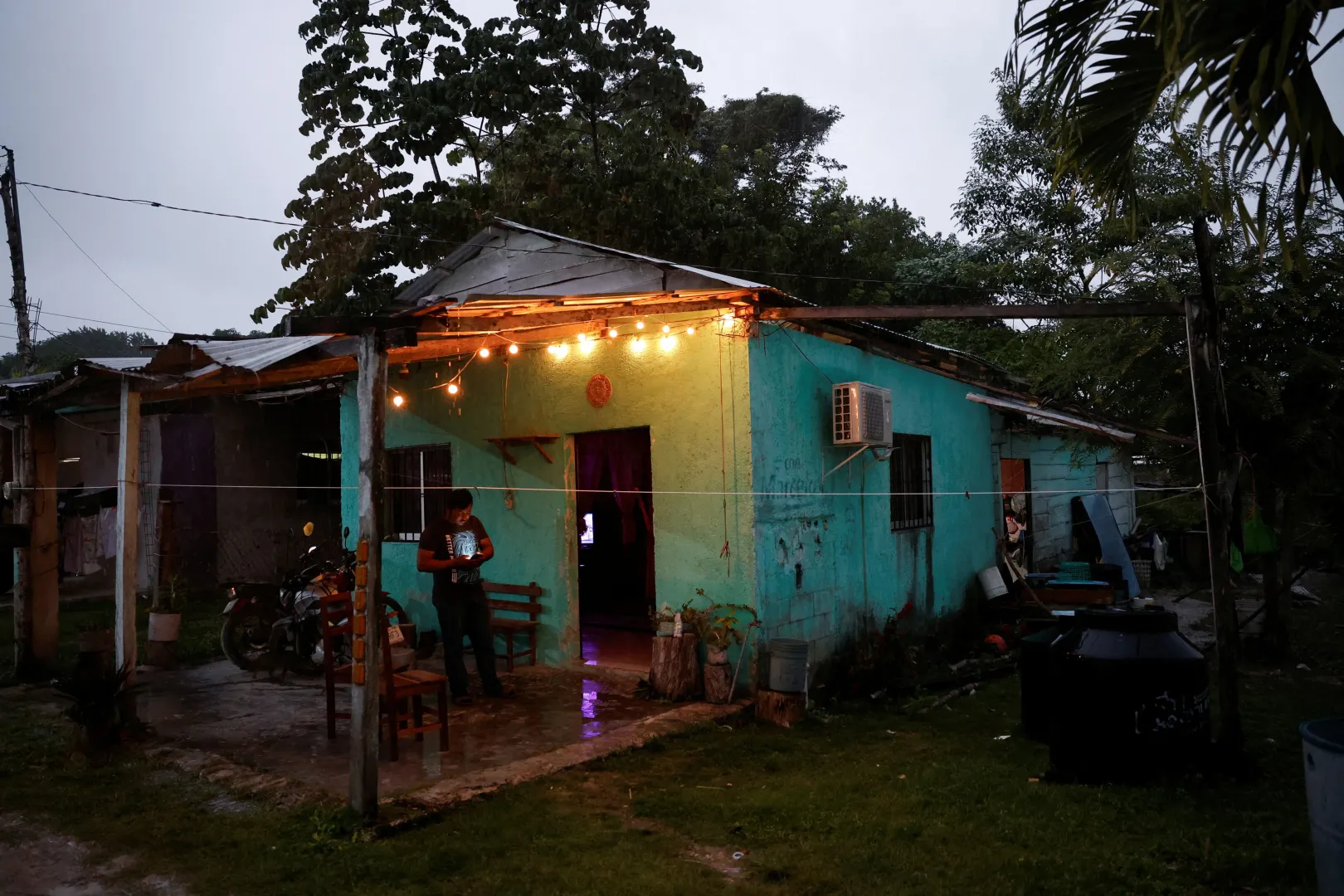 Carlos Augusto Gonzalez az otthona előtt Xpujil településen, Campeche államban 2025. november 13-án – Fotó: Daniel Becerril / Reuters