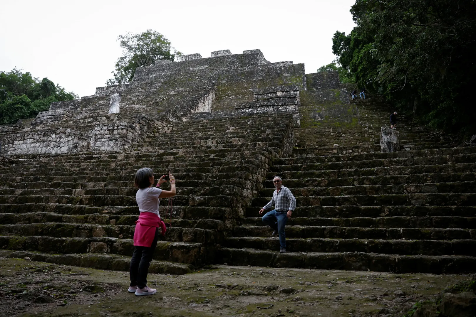 Turisták az egykor az egyik legnagyobb maja város, Calakmul romjainál a rezervátumban, 2025 novemberében – Fotó: Daniel Becerril / Reuters
