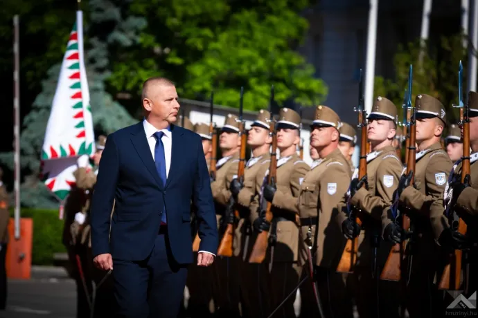 Pálinkás Szilveszter is ott volt, amikor katonai tiszteletadással fogadták Ruszin-Szendi Romuluszt a Honvédelmi Minisztériumnál