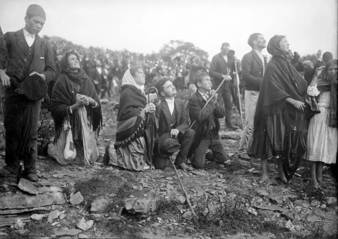 A tömeg a napcsodát nézi Fatimában 1917 októberében – Fotó: Judah Bento Ruah / Wikipedia