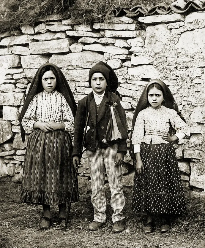Lúcia Santos, Jacinta és Francisco Marto, a három gyerek, akiknek megjelent Mária – Fotó: Joshua Benoliel / Wikipedia
