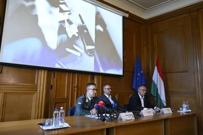 Egy külföldi elkövetőkből álló bűnszervezet által működtetett illegális cigarettagyártó-hálózat felszámolásáról tartott sajtótájékoztató a Nemzeti Adó- és Vámhivatal (NAV) fővárosi székházában 2025. május 20-án – Fotó: Purger Tamás / MTI