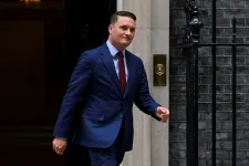 Lemondott a brit egészségügyi miniszter, Starmer kihívója lehet