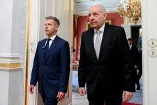 21 Kutatóközpont: A magyarok nagy többsége szerint Sulyok Tamásnak le kellene mondania