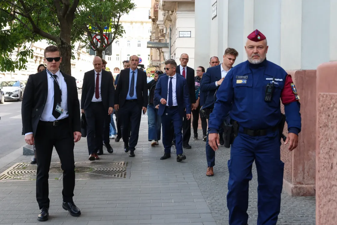 A régi és új miniszterek is csapatostul érkeztek a kormányzati átadás-átvételre