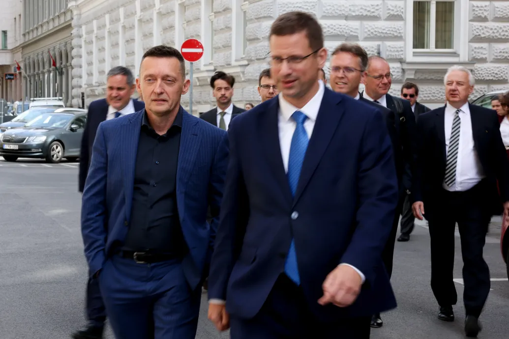 A régi és új miniszterek is csapatostul érkeztek a kormányzati átadás-átvételre – Forrás: Telex.hu