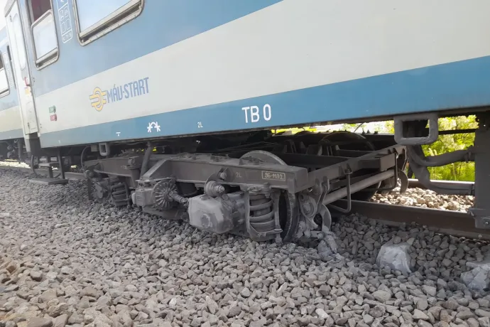 Kisiklott egy InterCity Gyománál, egy utast mentőhelikopterrel szállítottak kórházba