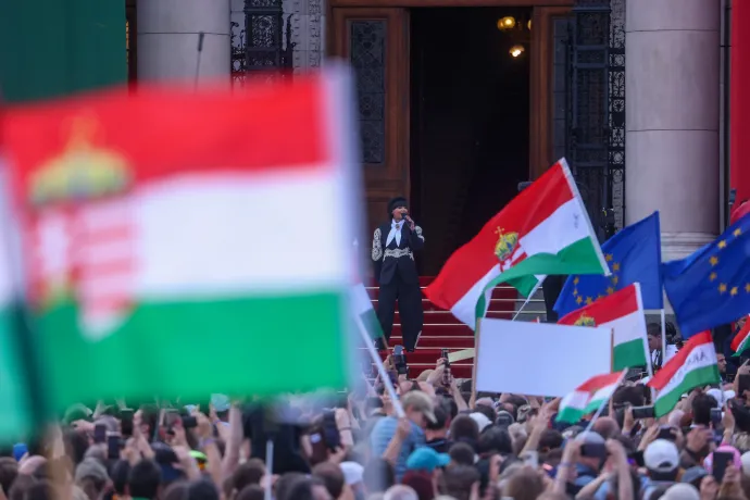 Oláh Ibolya az Országház előtt – Fotó: Melegh Noémi Napsugár / Telex