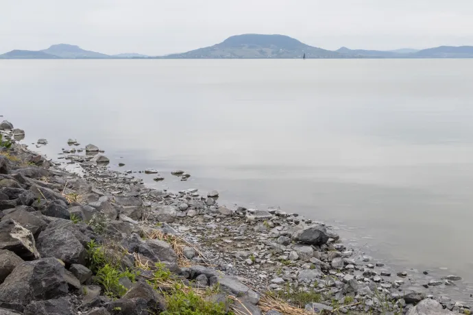 Alacsony a Balaton vízállása a balatonfenyvesi szabadstrandnál, a háttérben a Badacsony 2026. május 7-én – Fotó: Katona Tibor / MTI
