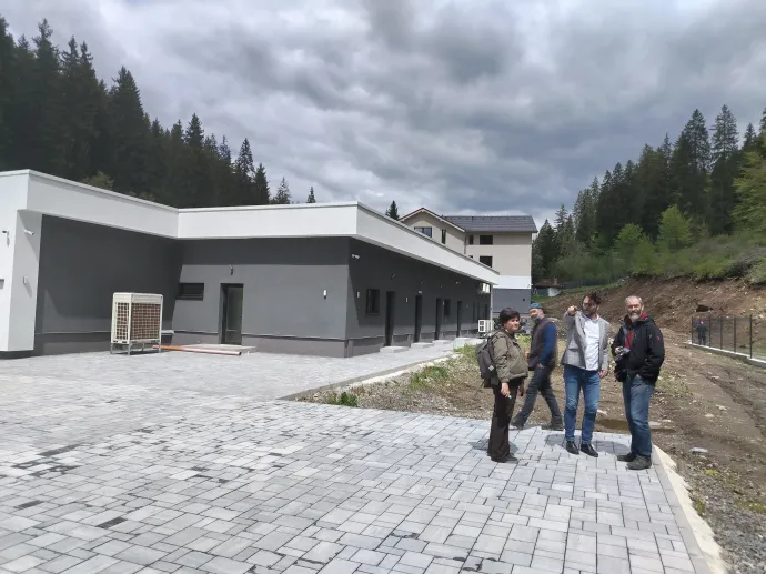 Kátai István mutatja a tábor színpadának helyét az újságíróknak, a Cabana Török melletti ingatlan jobb felében – Fotó: Tőkés Hunor / Transtelex 