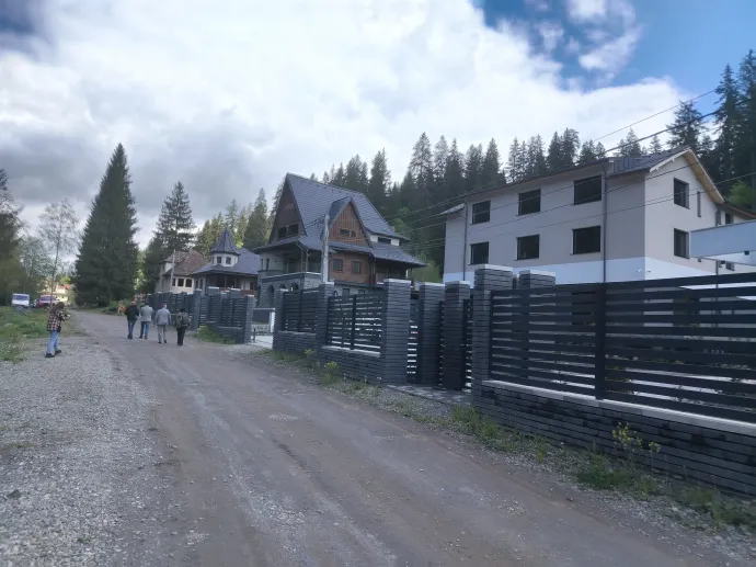Terepbejárás a sajtótájékoztató után az Ilona-völgye Rendezvényterem és a parkolónak szánt helyszín között, ahol a Hatos Villát újítják – Fotó: Tőkés Hunor / Transtelex